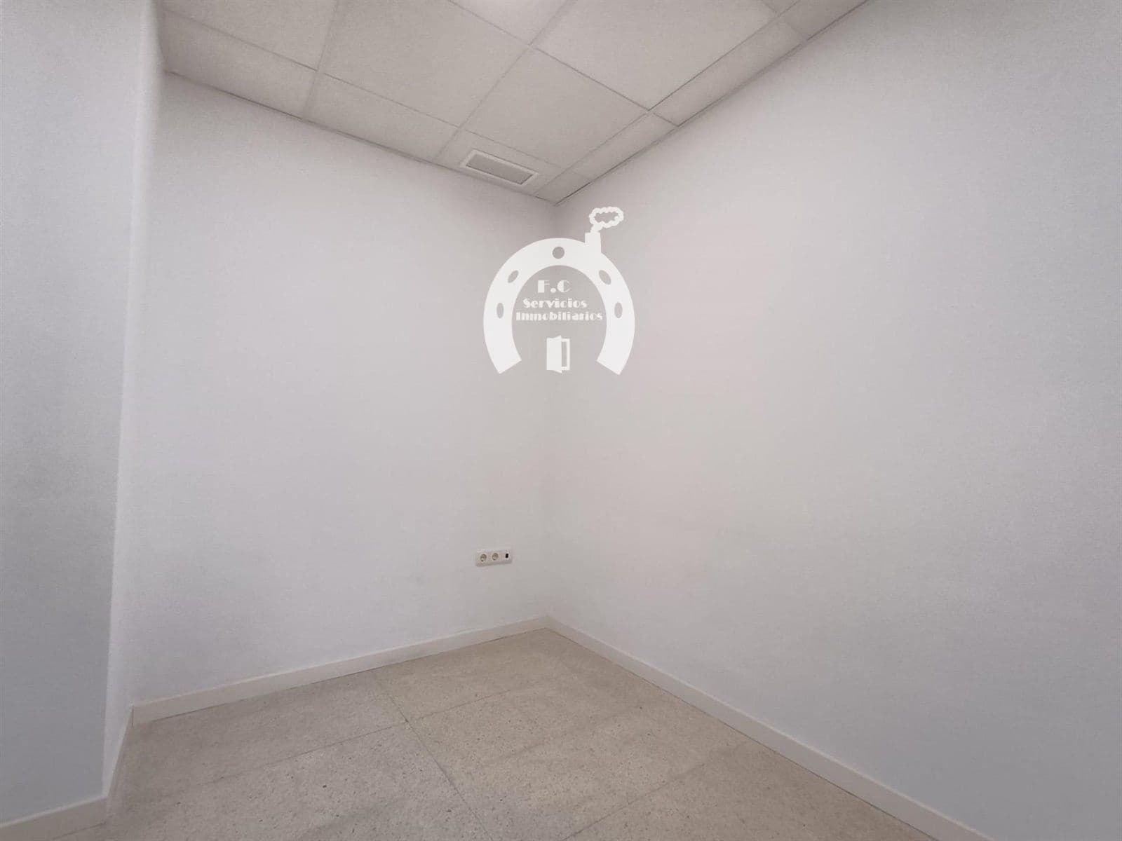 Comercial para arrendar em Elche / Elx - 700 € (Ref: 10007829)