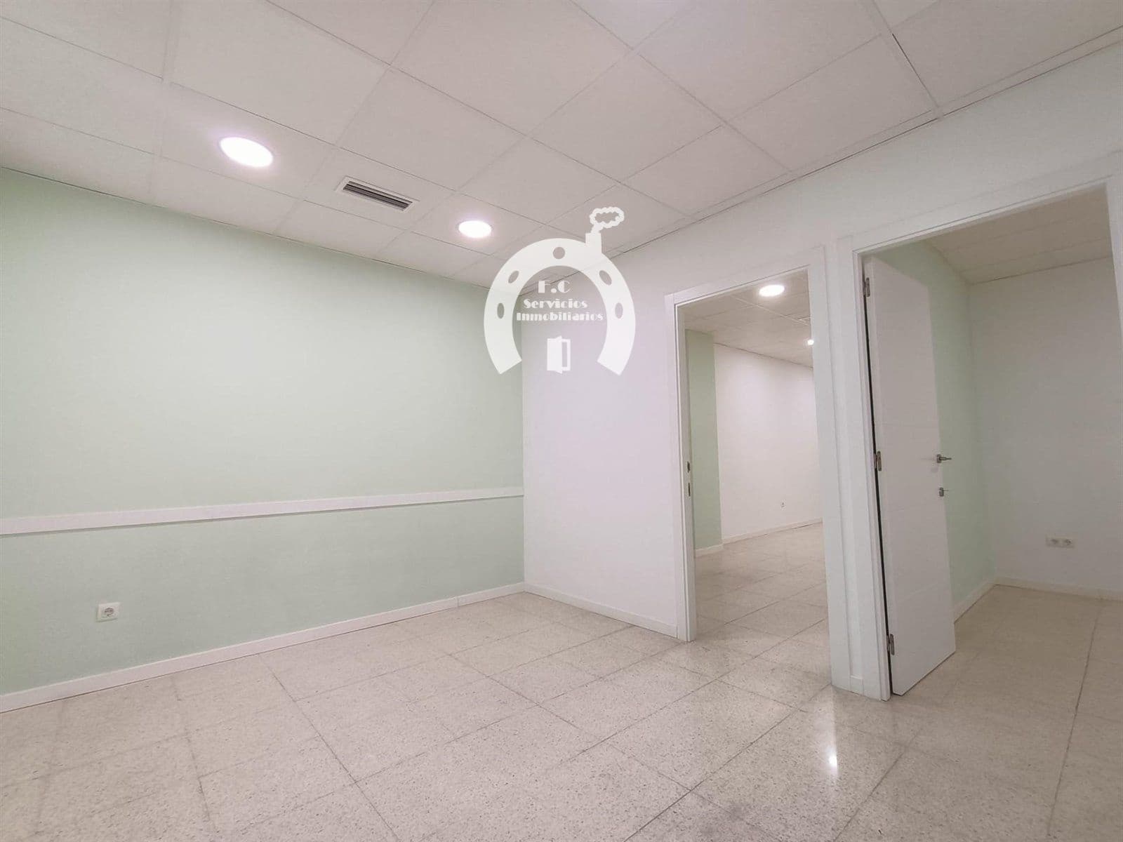 Comercial para arrendar em Elche / Elx - 700 € (Ref: 10007829)