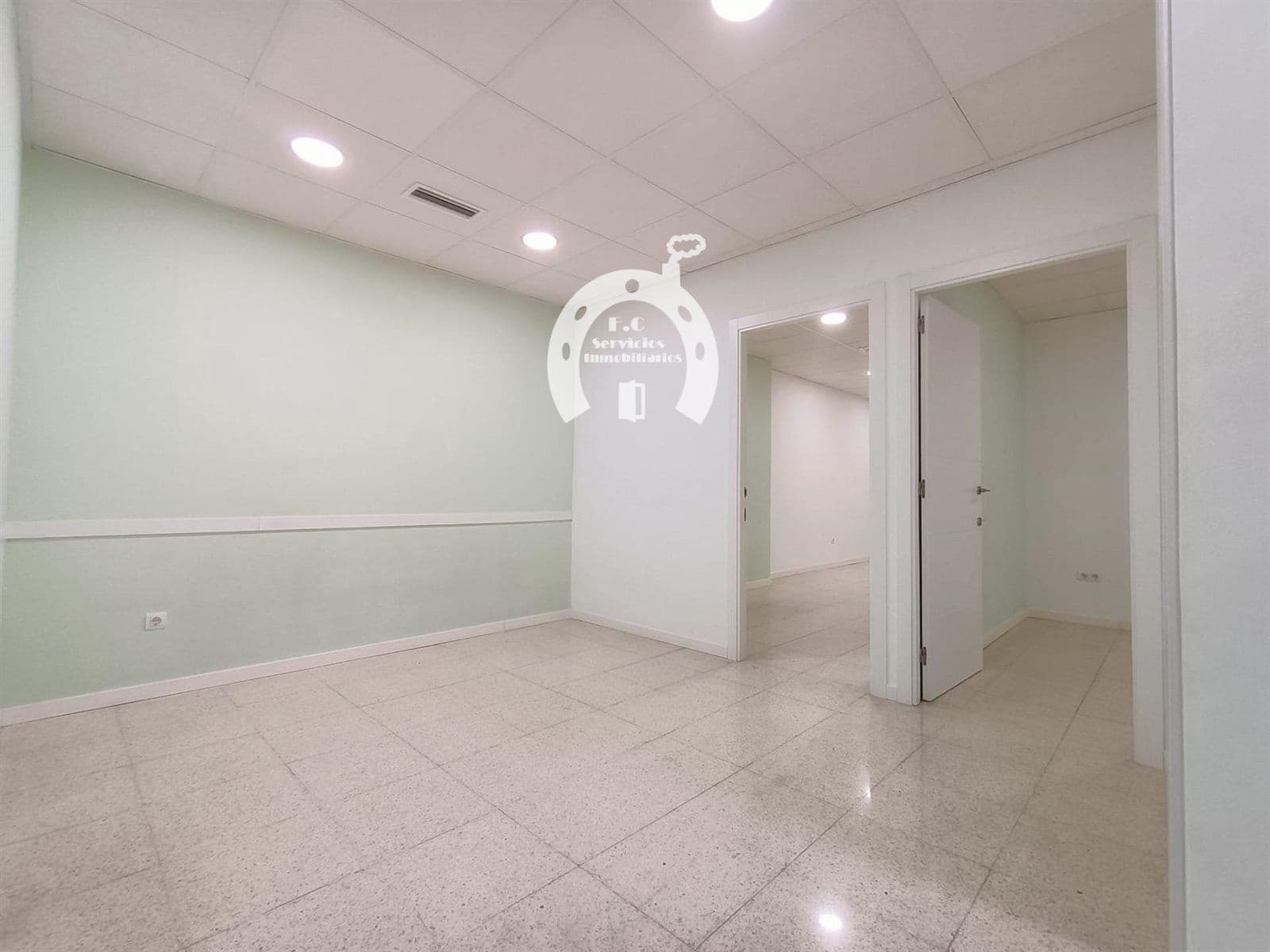 Comercial para arrendar em Elche / Elx - 700 € (Ref: 10007829)