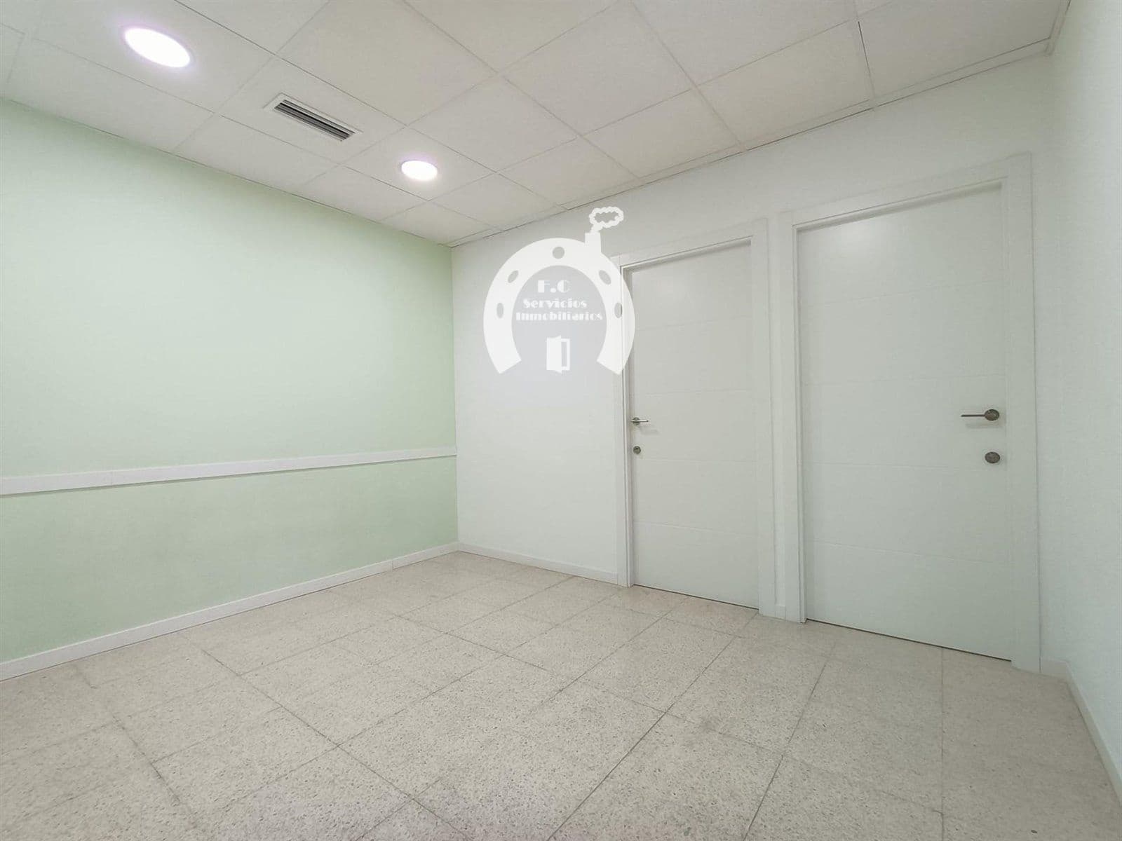 Comercial para arrendar em Elche / Elx - 700 € (Ref: 10007829)