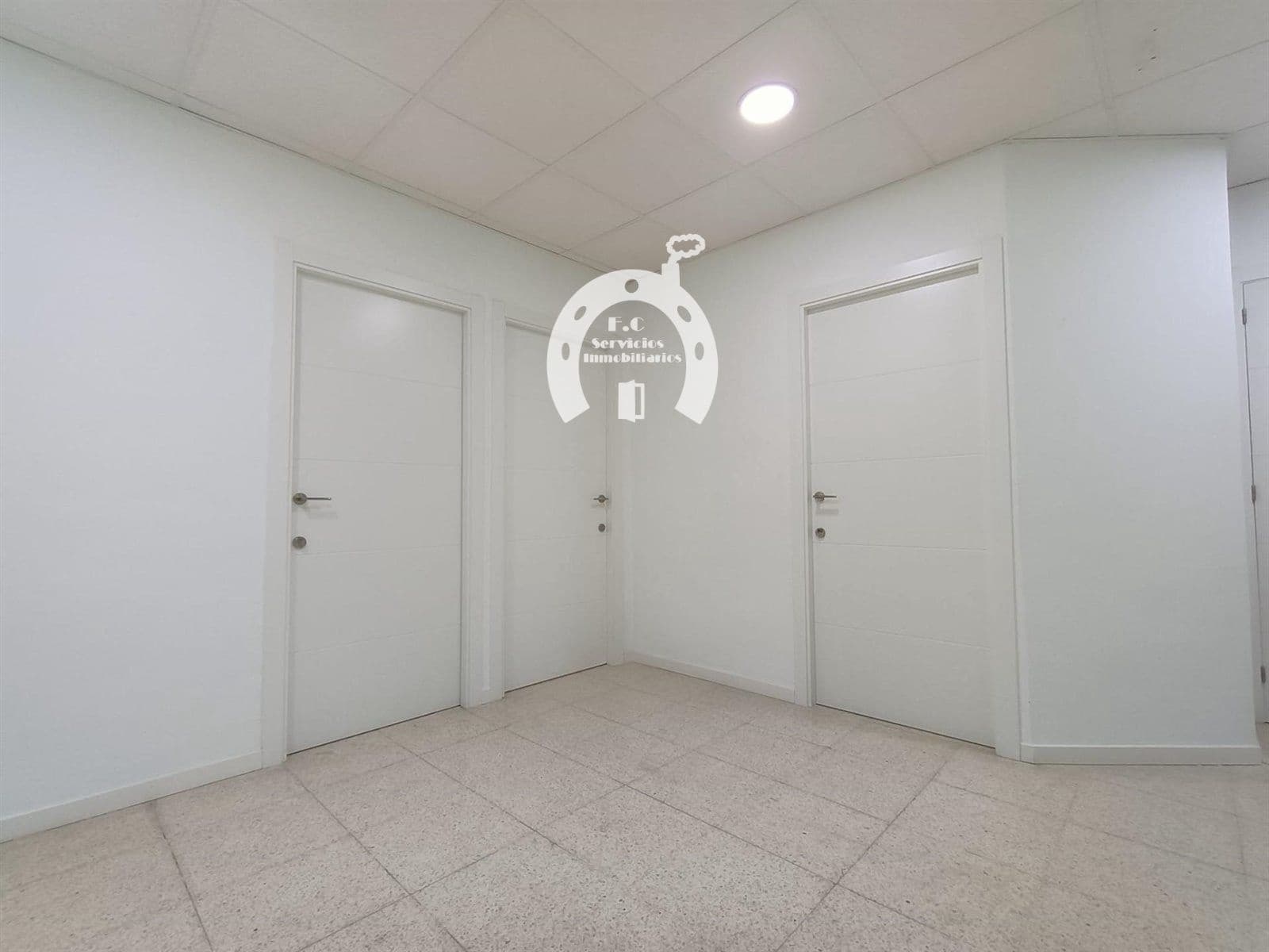 Comercial para arrendar em Elche / Elx - 700 € (Ref: 10007829)