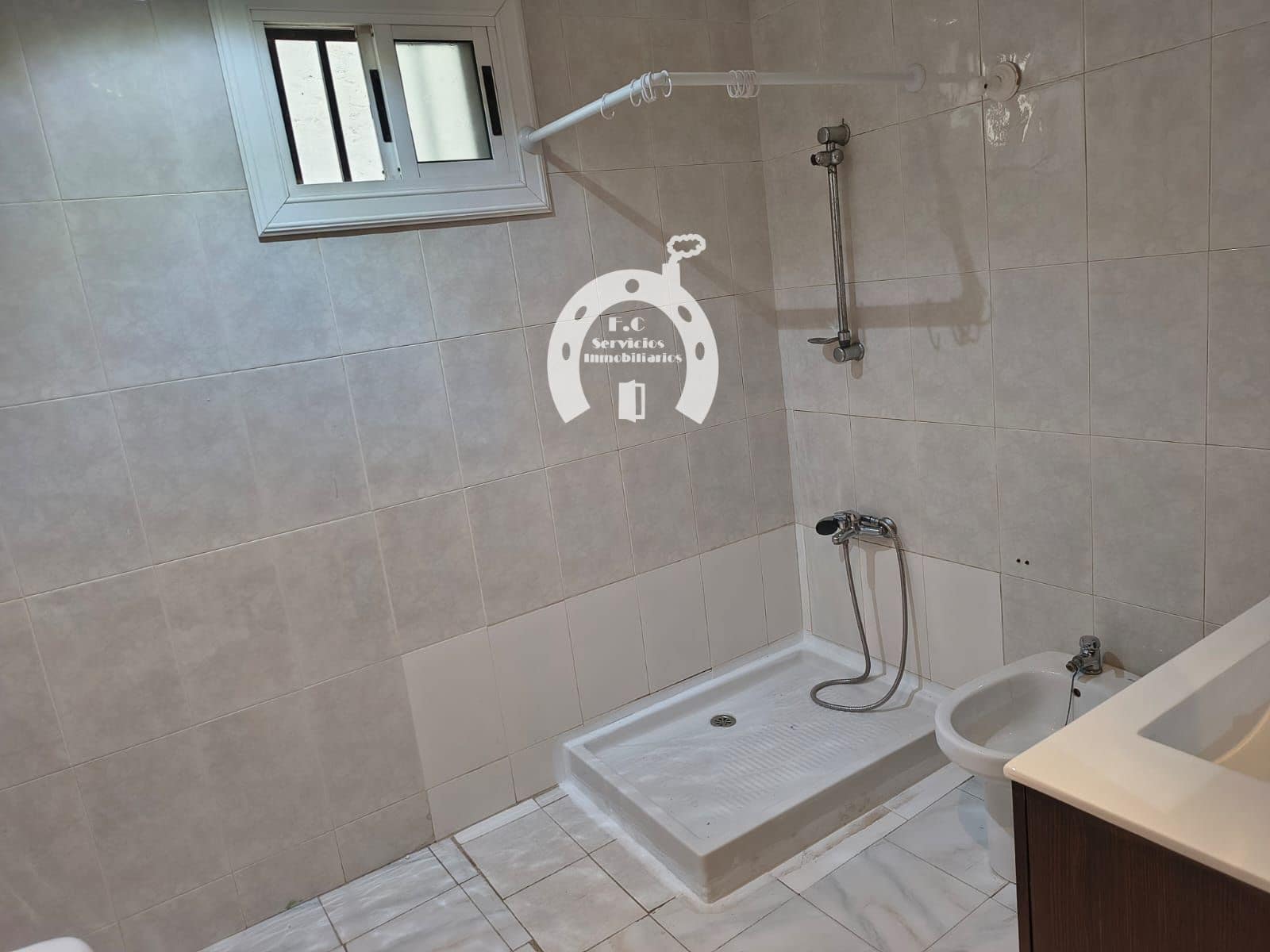 Flat for rent in Elche / Elx - € 800 (Ref: 10007854)