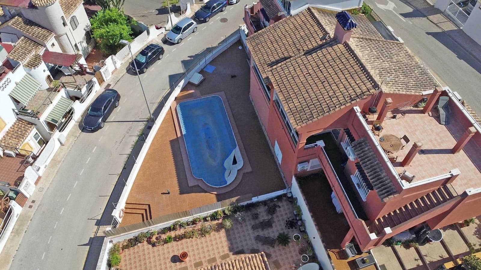 3 soveværelse Rækkehus til salg i El Carmoli med swimmingpool - € 220.000 (Ref: 8688182)