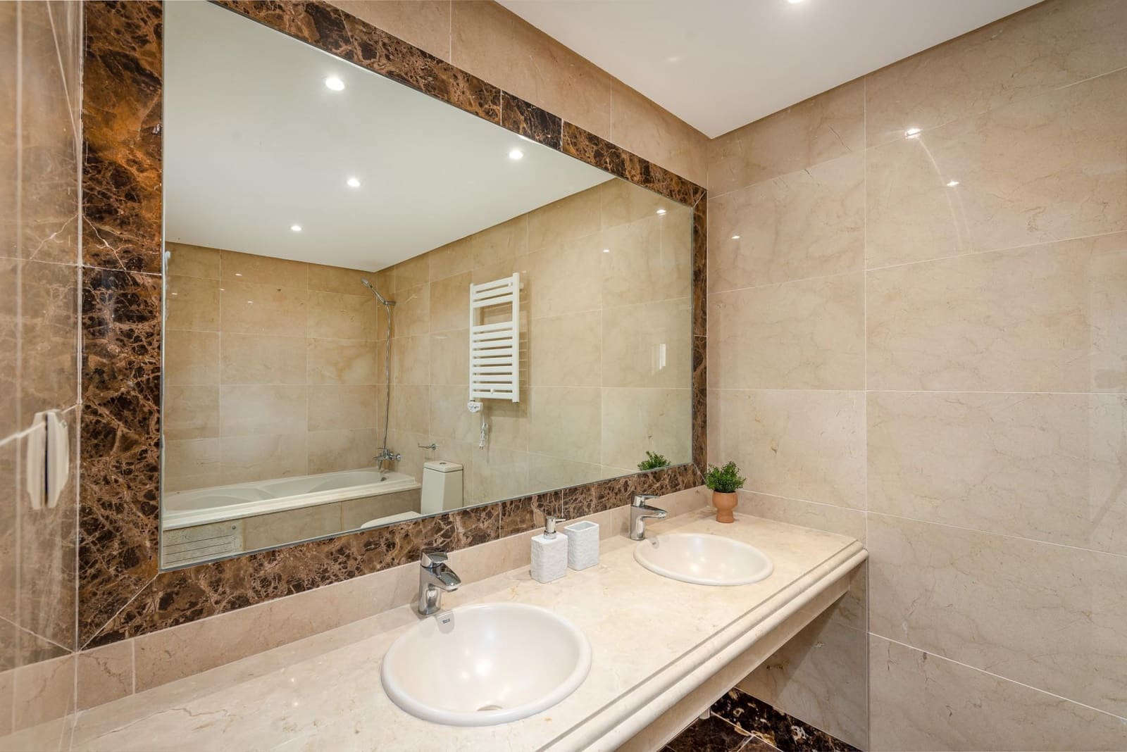 3 bedroom Villa for sale in Estepona - € 756,413 (Ref: 9493991)