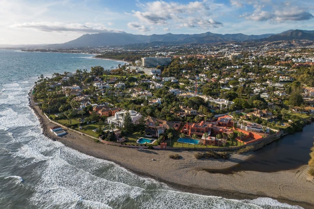 Villa for sale in Estepona - € 5,190,000 (Ref: 9494003)