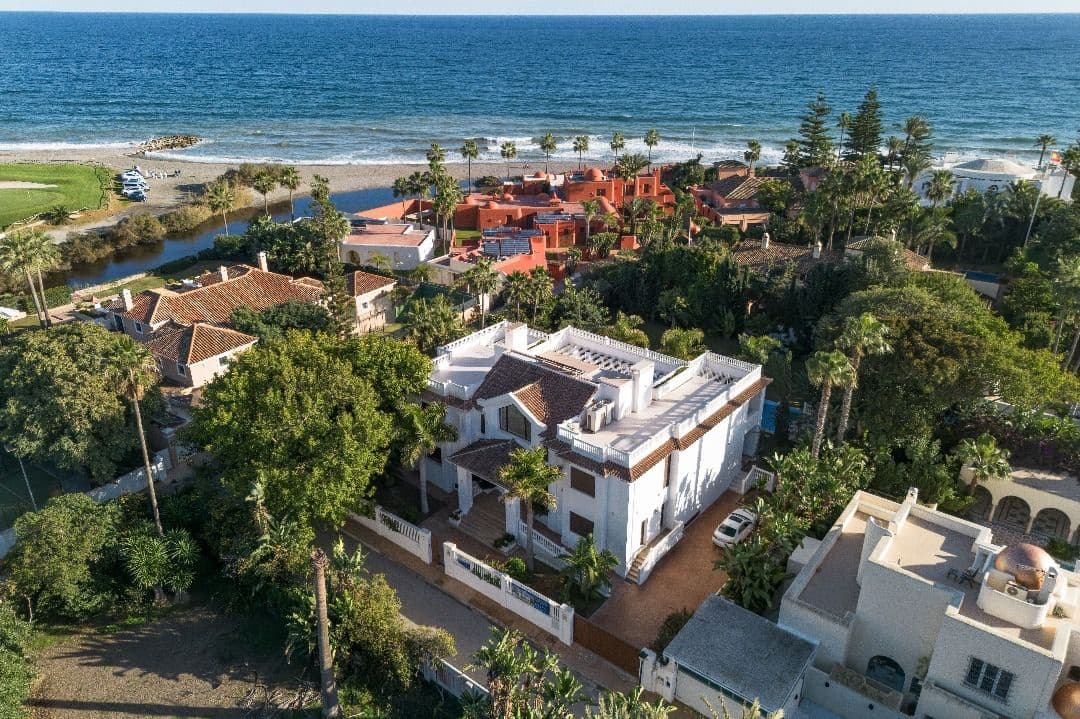 Villa for sale in Estepona - € 5,190,000 (Ref: 9494003)