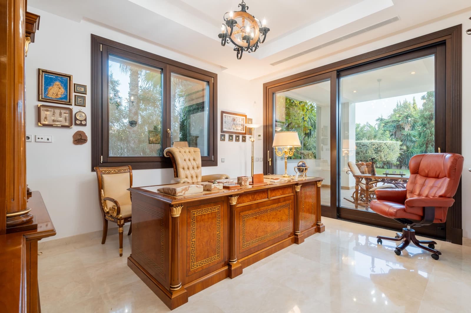 Villa for sale in Estepona - € 5,190,000 (Ref: 9494003)