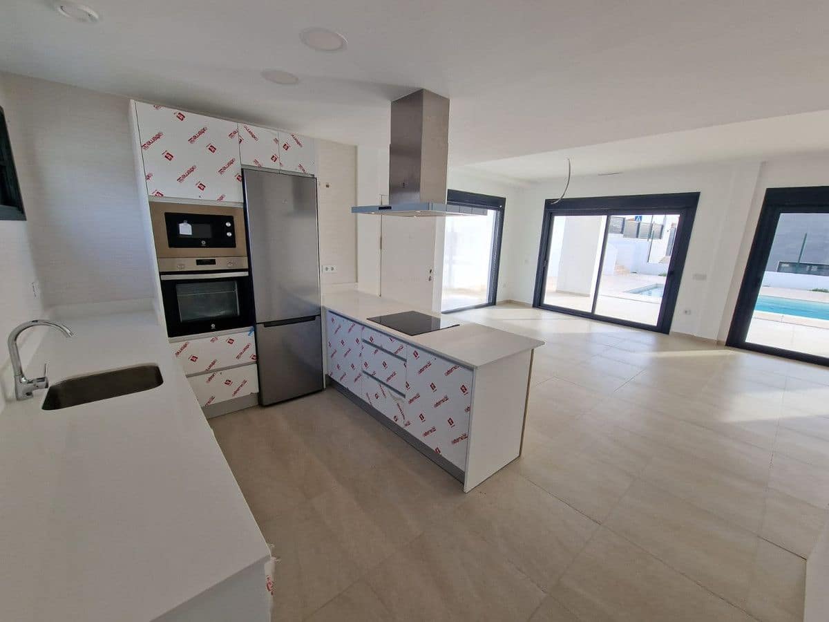 4 bedroom Villa for sale in Manilva - € 730,000 (Ref: 9502318)