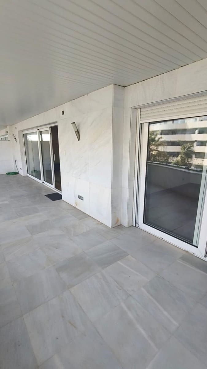 2 slaapkamer Appartement te koop in Puerto Banus met zwembad - € 1.175.000 (Ref: 9674184)