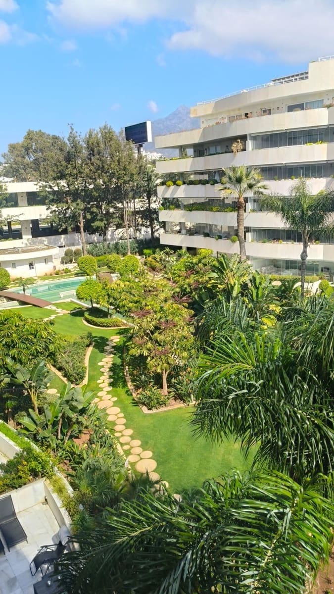 2 slaapkamer Appartement te koop in Puerto Banus met zwembad - € 1.175.000 (Ref: 9674184)