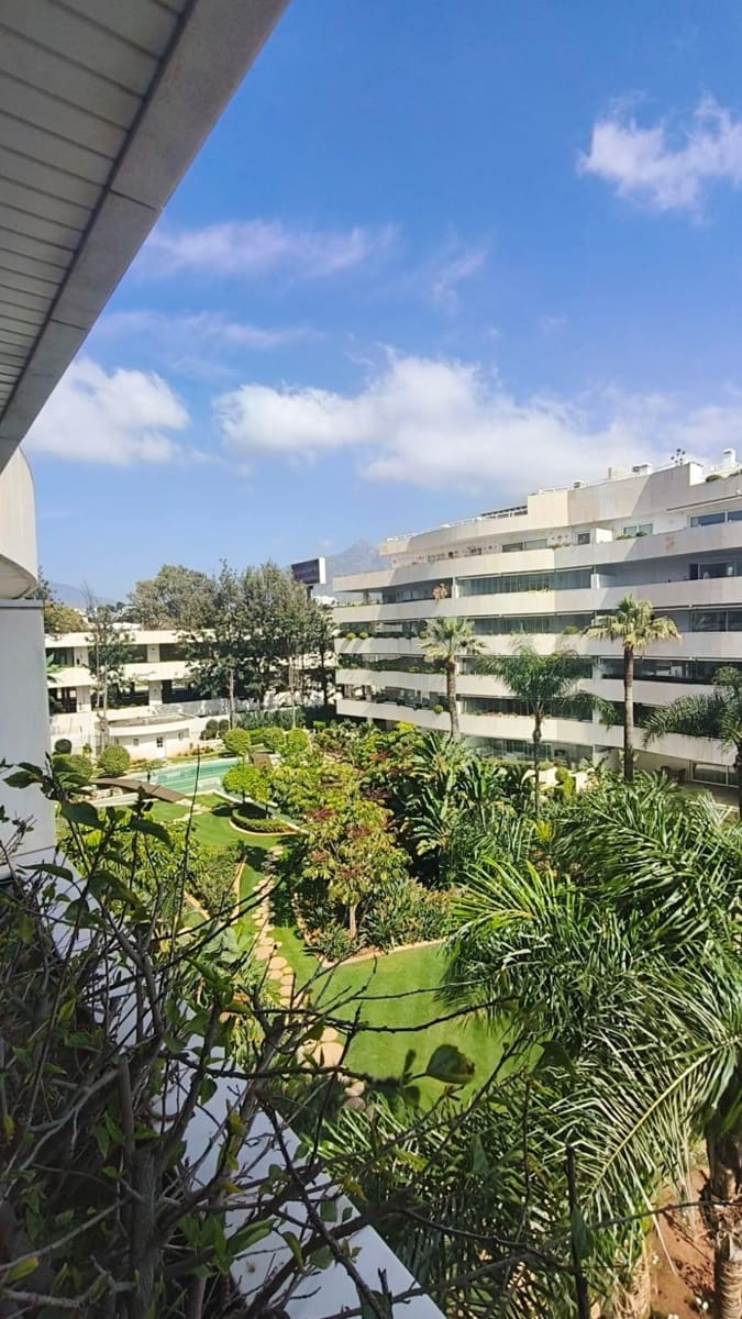 2 slaapkamer Appartement te koop in Puerto Banus met zwembad - € 1.175.000 (Ref: 9674184)