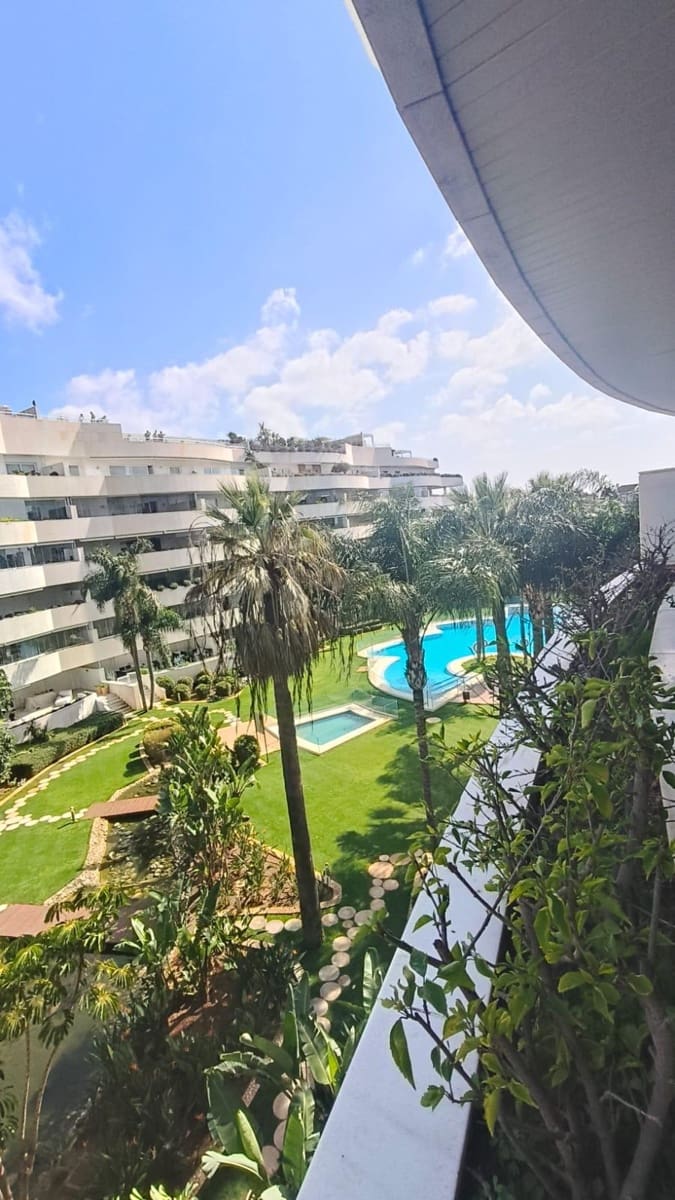 2 slaapkamer Appartement te koop in Puerto Banus met zwembad - € 1.175.000 (Ref: 9674184)