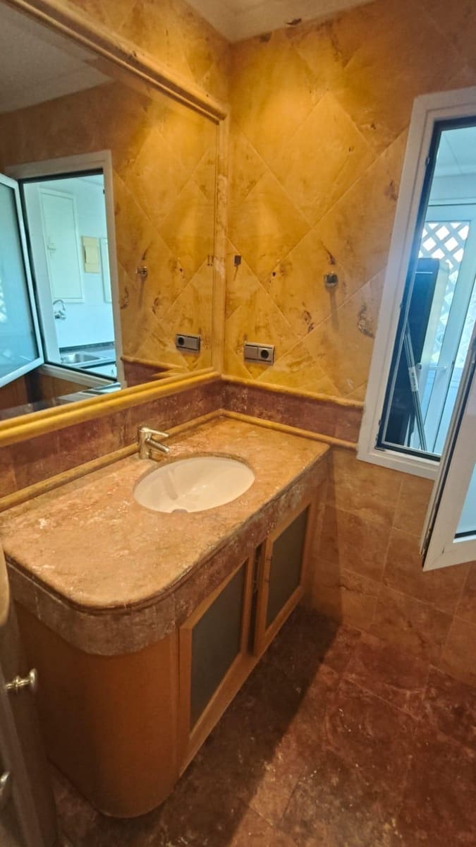 2 slaapkamer Appartement te koop in Puerto Banus met zwembad - € 1.175.000 (Ref: 9674184)