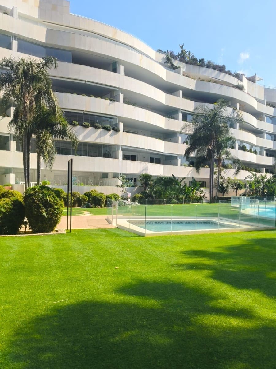 2 slaapkamer Appartement te koop in Puerto Banus met zwembad - € 1.175.000 (Ref: 9674184)
