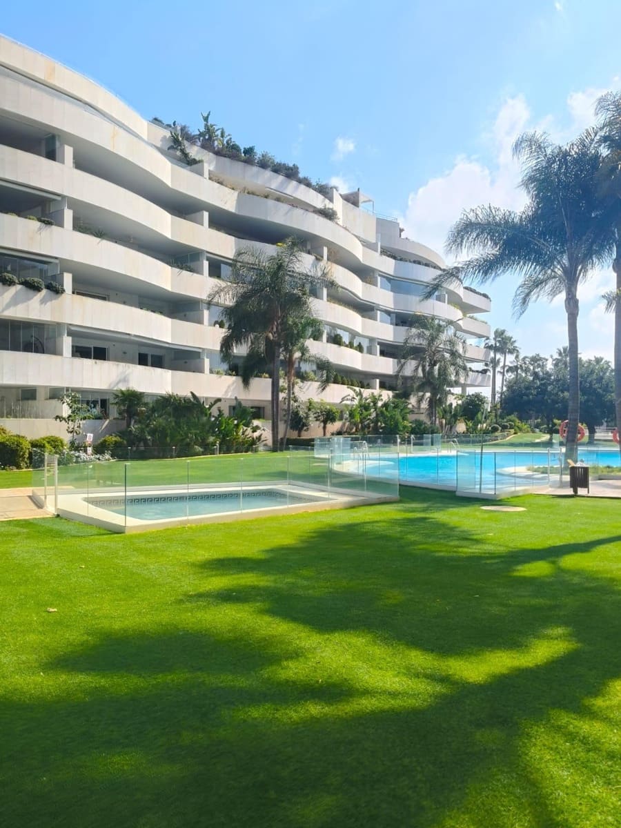 2 slaapkamer Appartement te koop in Puerto Banus met zwembad - € 1.175.000 (Ref: 9674184)