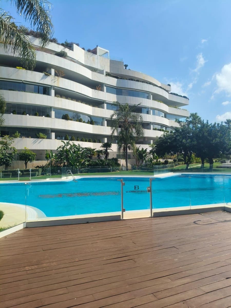 2 slaapkamer Appartement te koop in Puerto Banus met zwembad - € 1.175.000 (Ref: 9674184)