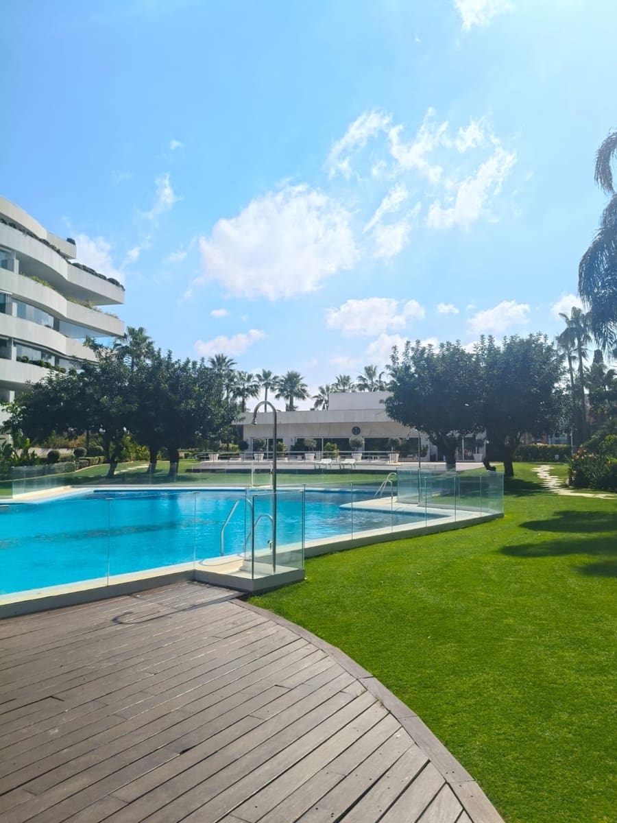 2 slaapkamer Appartement te koop in Puerto Banus met zwembad - € 1.175.000 (Ref: 9674184)