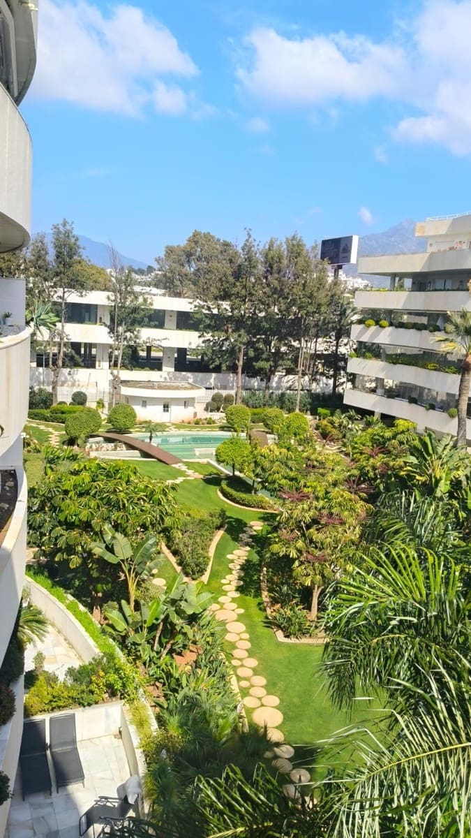 2 slaapkamer Appartement te koop in Puerto Banus met zwembad - € 1.175.000 (Ref: 9674184)