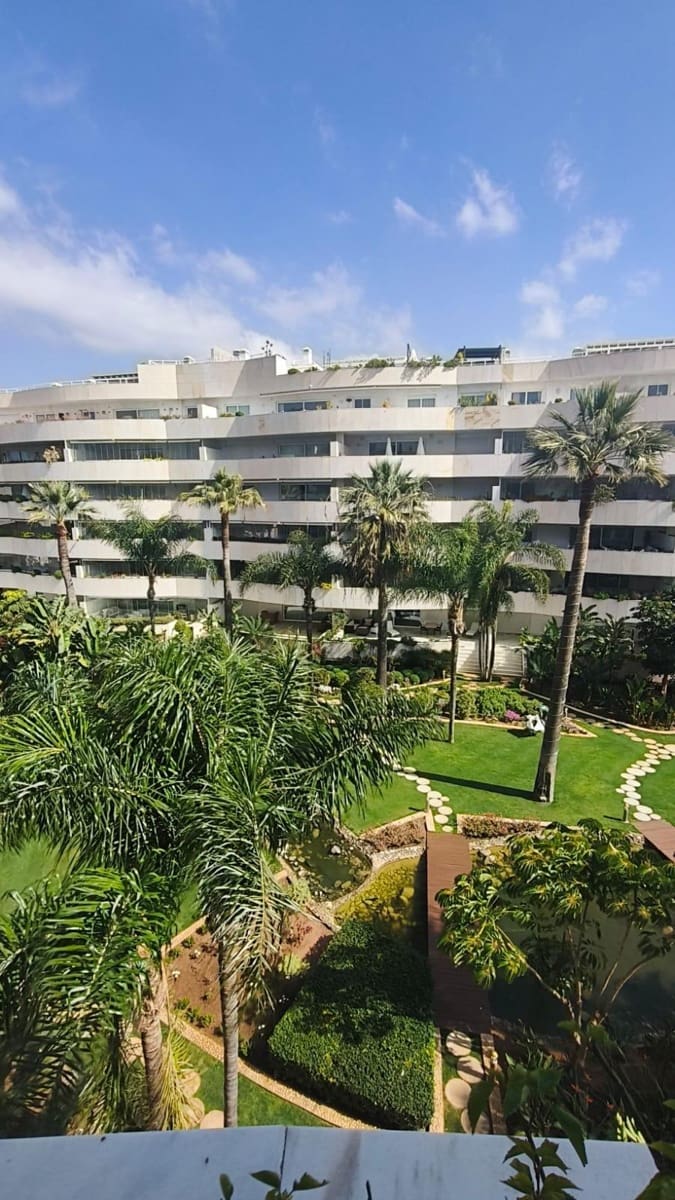 2 slaapkamer Appartement te koop in Puerto Banus met zwembad - € 1.175.000 (Ref: 9674184)