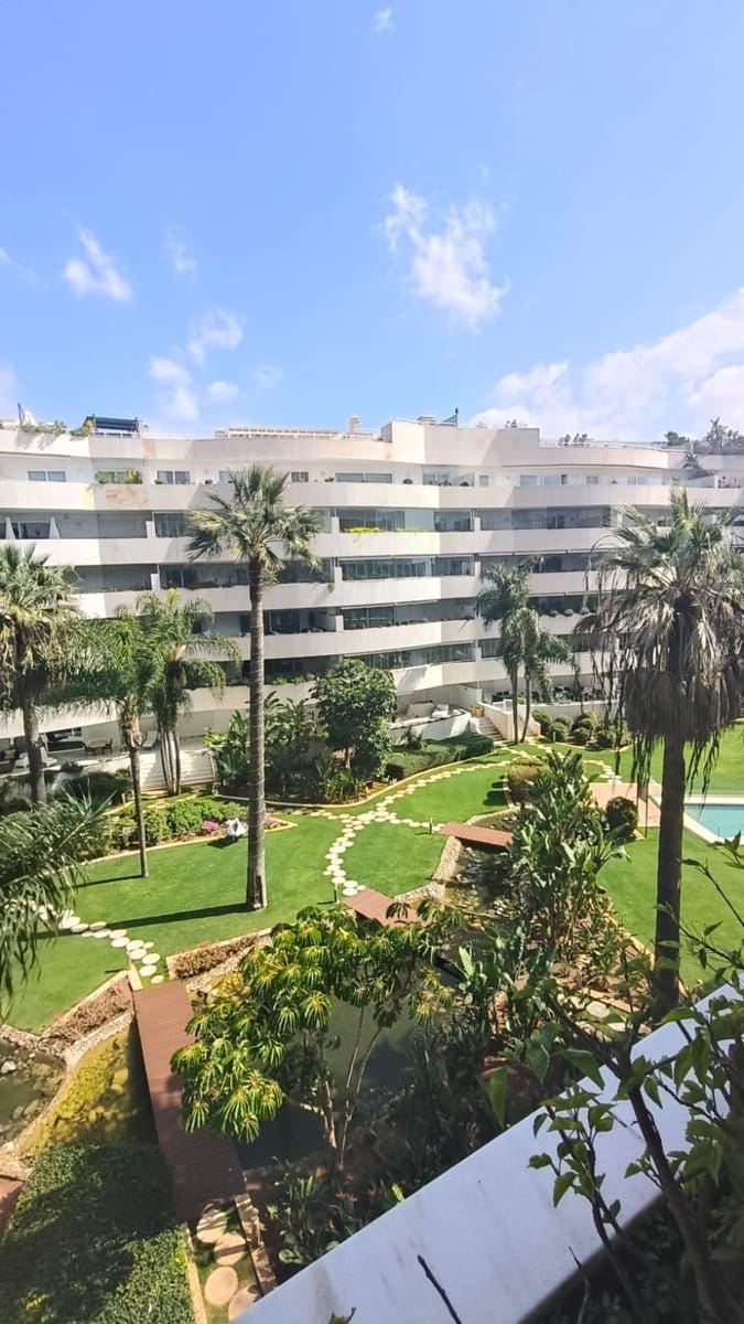 2 slaapkamer Appartement te koop in Puerto Banus met zwembad - € 1.175.000 (Ref: 9674184)