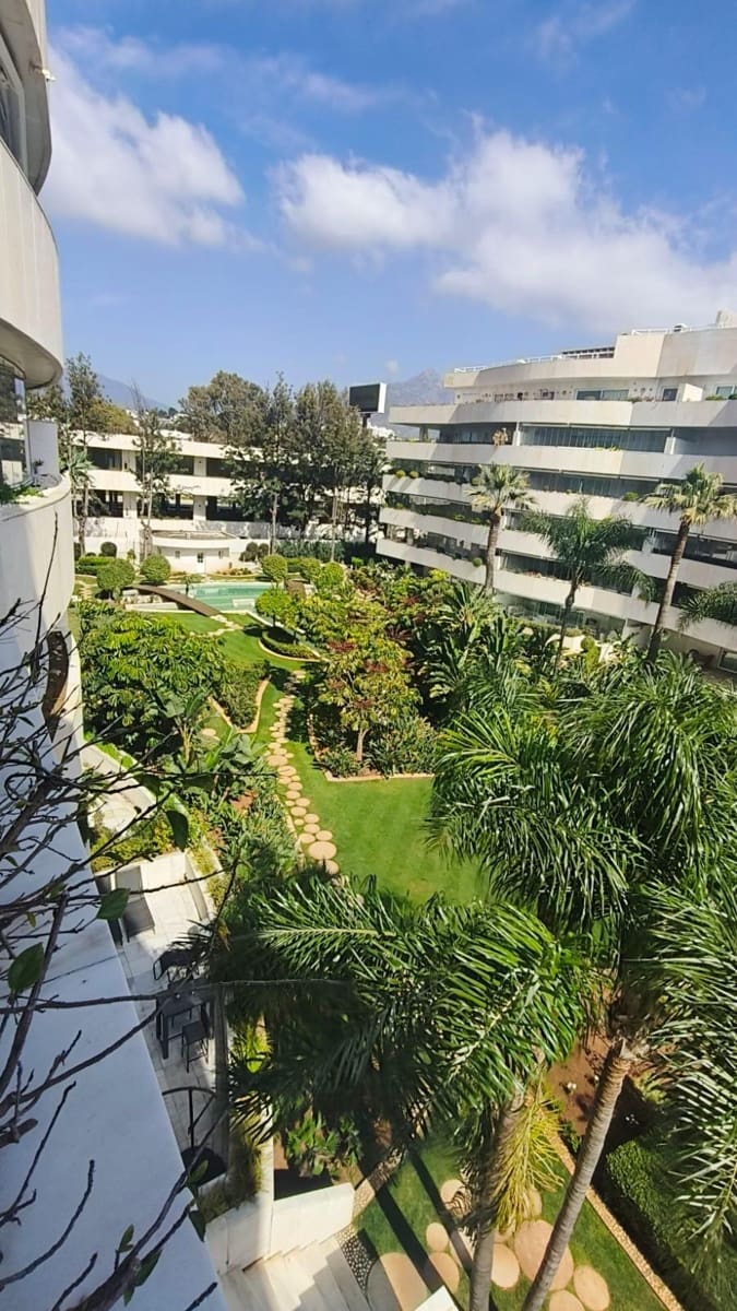 2 slaapkamer Appartement te koop in Puerto Banus met zwembad - € 1.175.000 (Ref: 9674184)