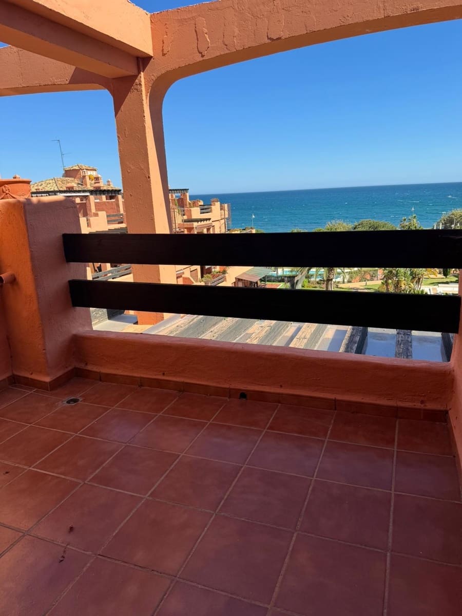 Appartement de 3 chambres à louer à Estepona avec garage - 3 000 € (Ref: 9815835)