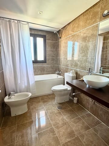 3 quarto Apartamento para arrendar em Estepona com garagem - 3 000 € (Ref: 9815835)