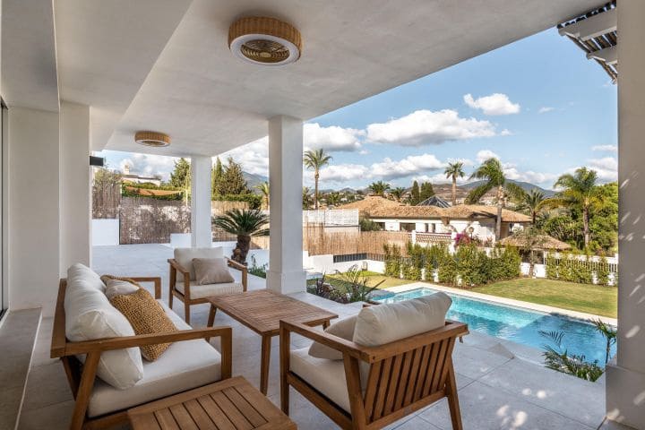 5 bedroom Villa for sale in Nueva Andalucia - € 2,575,000 (Ref: 9922293)
