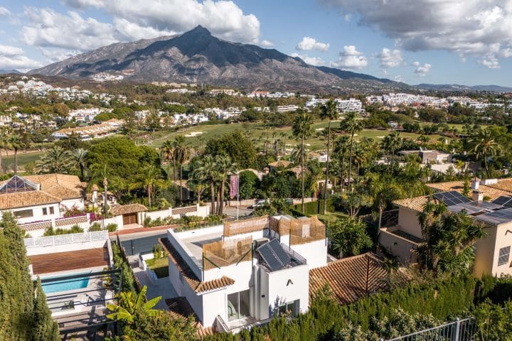 5 bedroom Villa for sale in Nueva Andalucia - € 2,575,000 (Ref: 9922293)