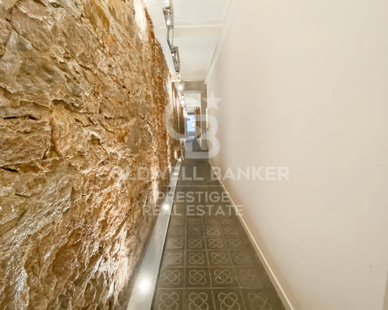 Kommersiell til salgs i Barcelona by - € 420 000 (Ref: 9579084)