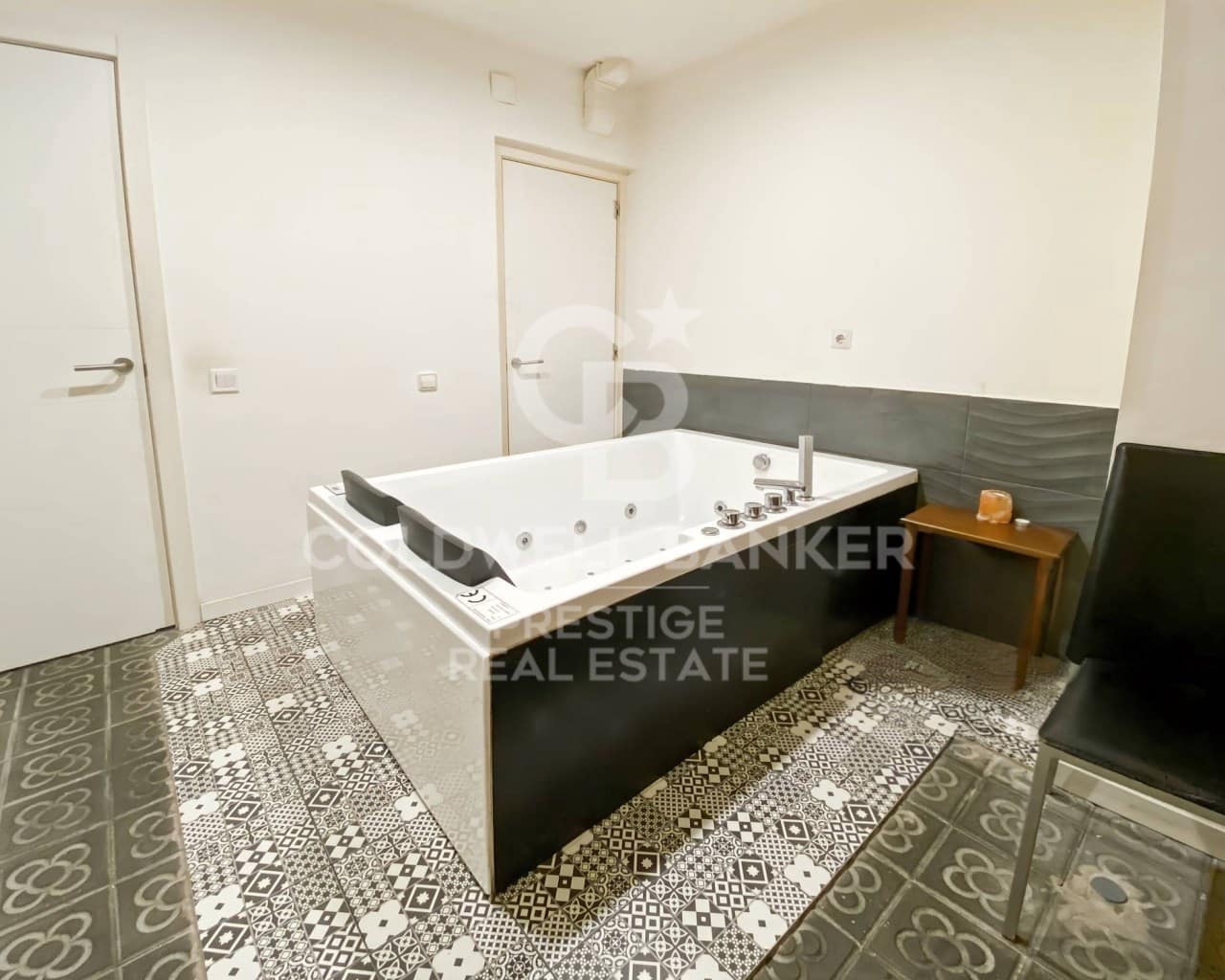 Kommersiell til salgs i Barcelona by - € 420 000 (Ref: 9579084)