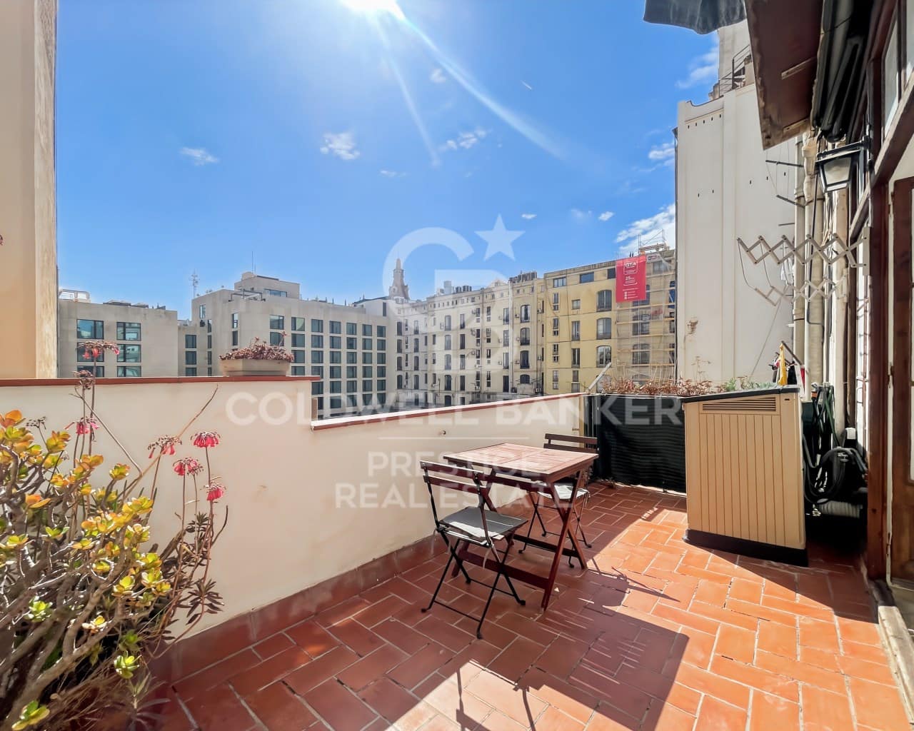 Ático de 5 habitaciones en Barcelona ciudad en venta - 750.000 € (Ref: 9666337)