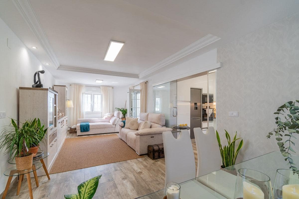 Chalet de 4 habitaciones en San Miguel de Salinas en venta con piscina - 365.000 € (Ref: 10004368)