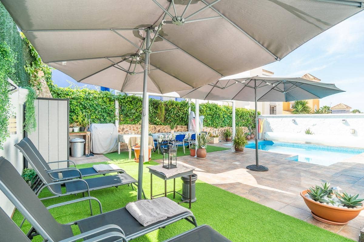 Chalet de 4 habitaciones en San Miguel de Salinas en venta con piscina - 365.000 € (Ref: 10004368)