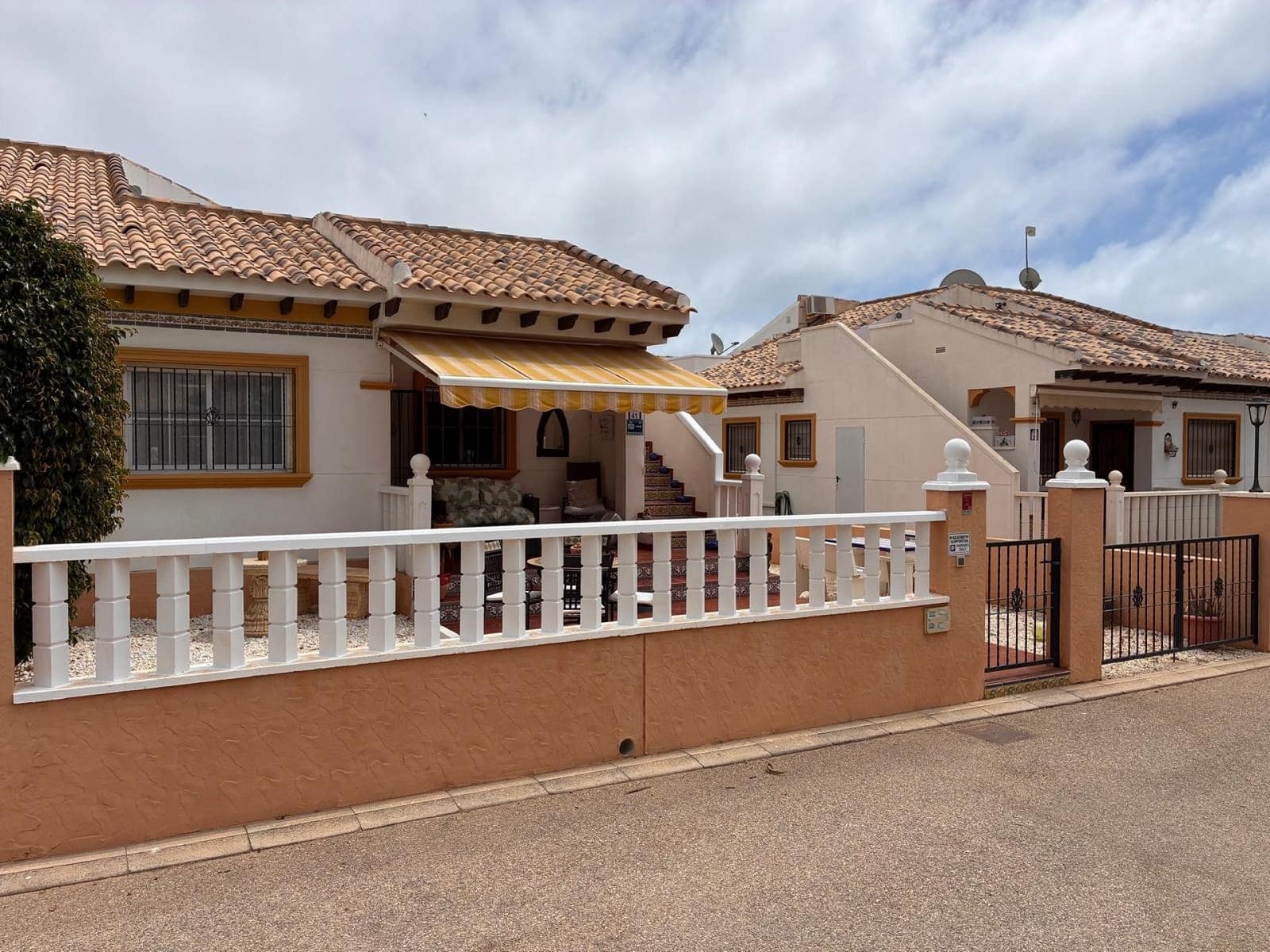 2 soverom Kjedet enebolig til salgs i Orihuela Costa med svømmebasseng - € 249 995 (Ref: 10004370)