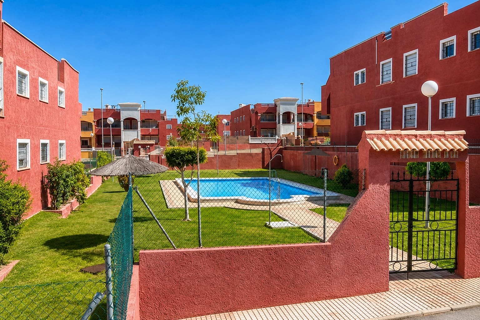 2 soverom Bungalow til salgs i Torrevieja med svømmebasseng - € 162 500 (Ref: 10004373)