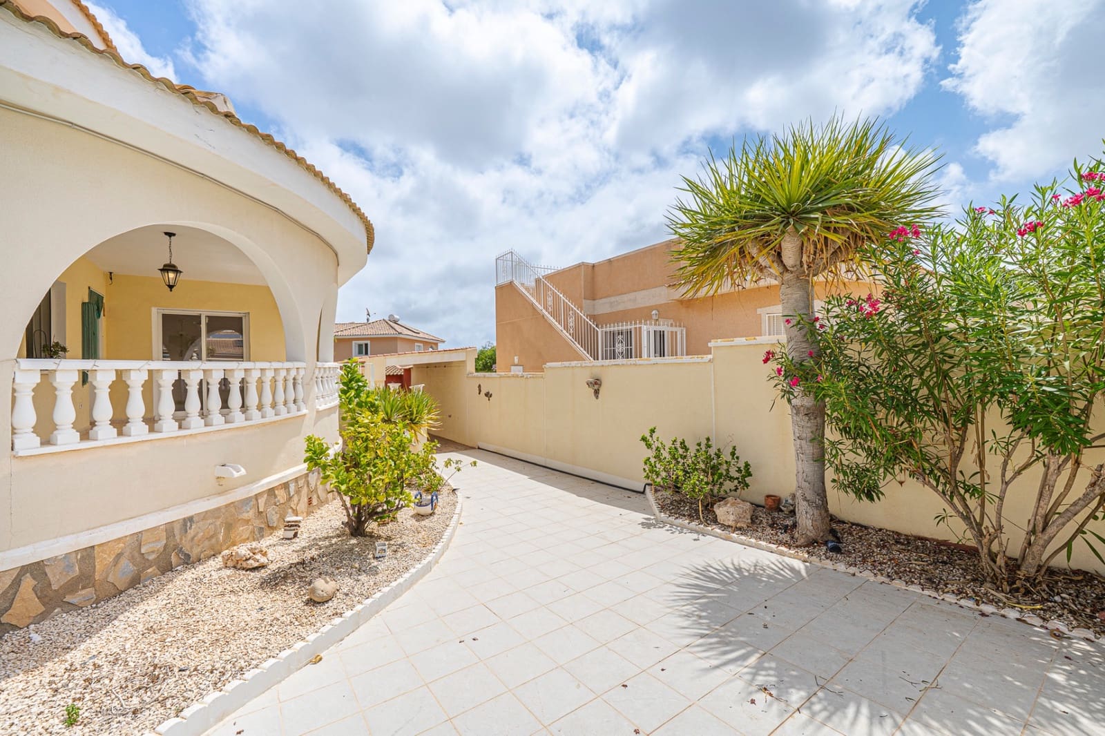 3 slaapkamer Villa te koop in Ciudad Quesada met zwembad - € 399.000 (Ref: 10012293)