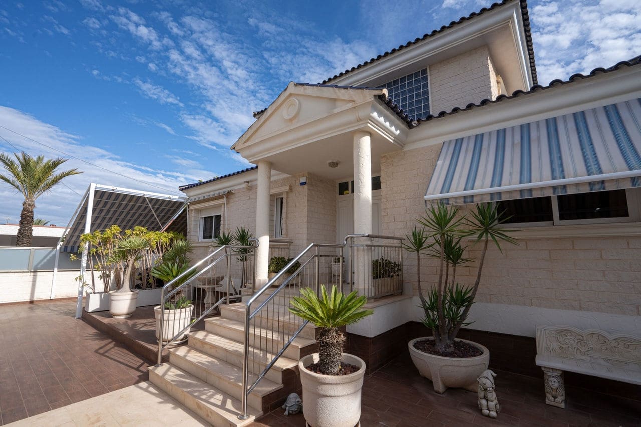 5 bedroom Villa for sale in La Mata with pool garage - € 1,170,000 (Ref: 10015922)