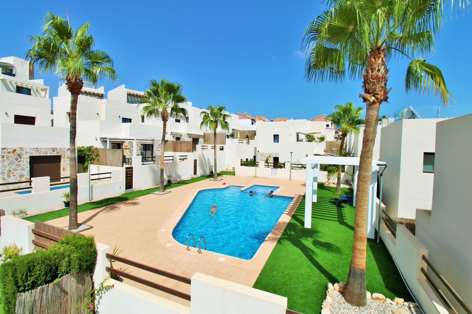 3 bedroom Villa for sale in Villamartin with pool - € 354,900 (Ref: 10051936)