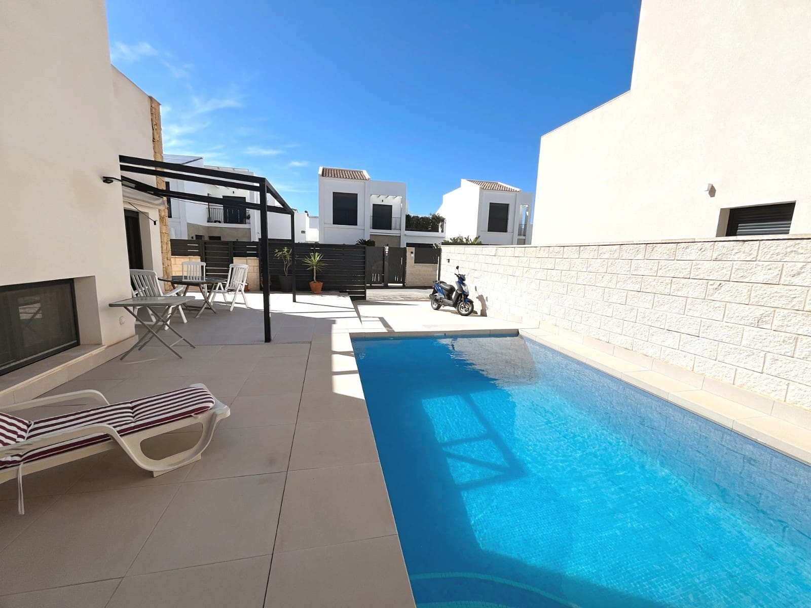 3 soverom Kjedet enebolig til salgs i Ciudad Quesada med svømmebasseng - € 409 500 (Ref: 10077102)
