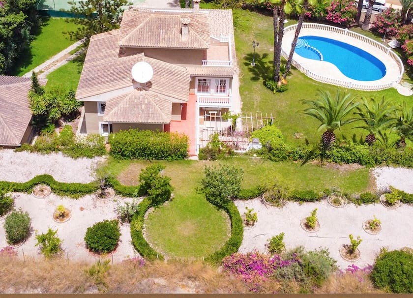 Chalet de 7 habitaciones en Villamartin en venta con piscina garaje - 1.080.000 € (Ref: 10077128)