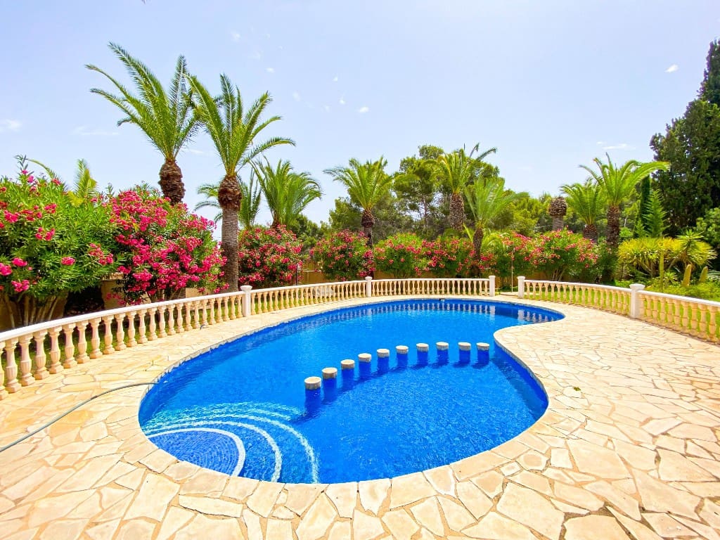 Chalet de 7 habitaciones en Villamartin en venta con piscina garaje - 1.080.000 € (Ref: 10077128)