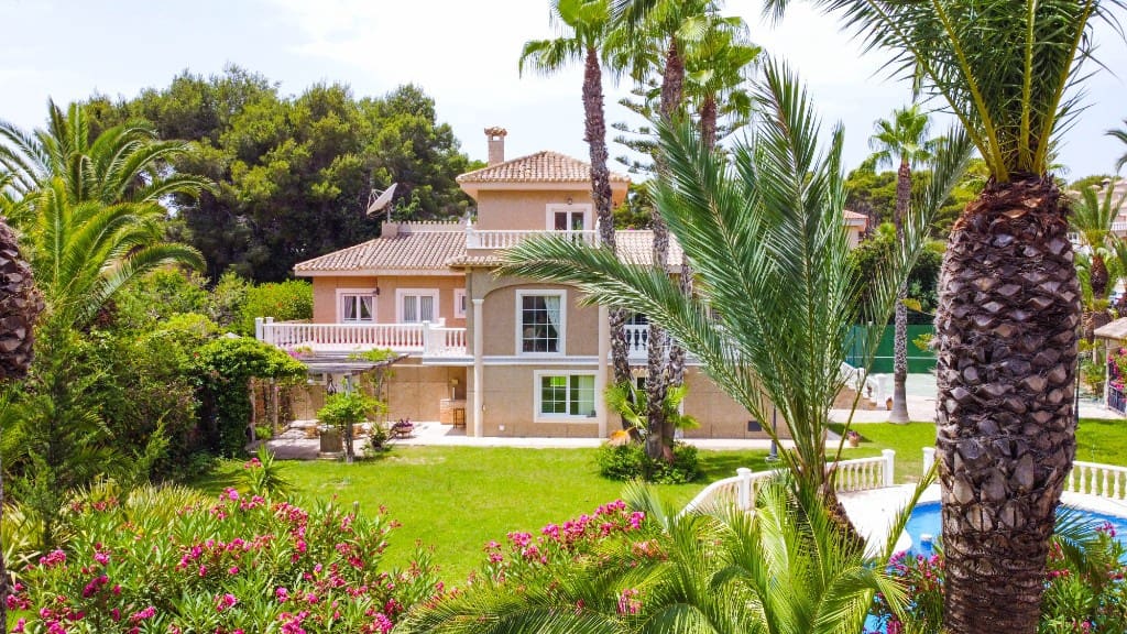 Chalet de 7 habitaciones en Villamartin en venta con piscina garaje - 1.080.000 € (Ref: 10077128)