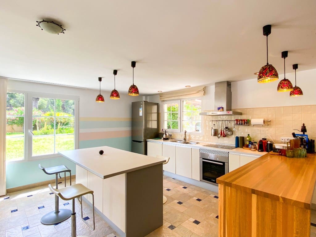 Chalet de 7 habitaciones en Villamartin en venta con piscina garaje - 1.080.000 € (Ref: 10077128)
