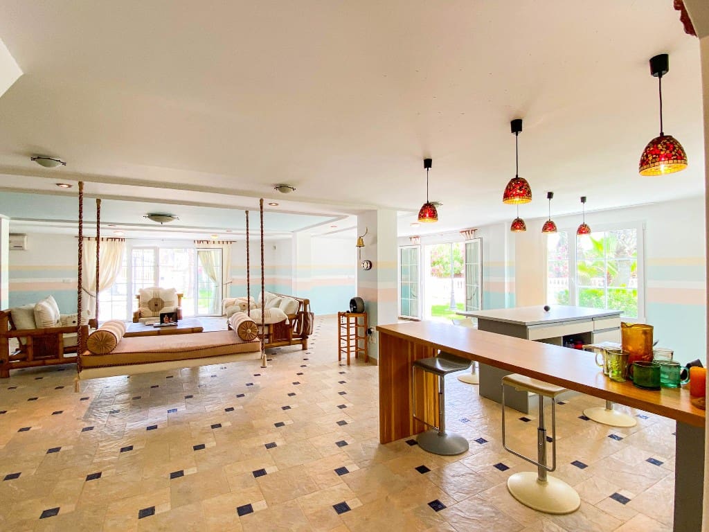 Chalet de 7 habitaciones en Villamartin en venta con piscina garaje - 1.080.000 € (Ref: 10077128)