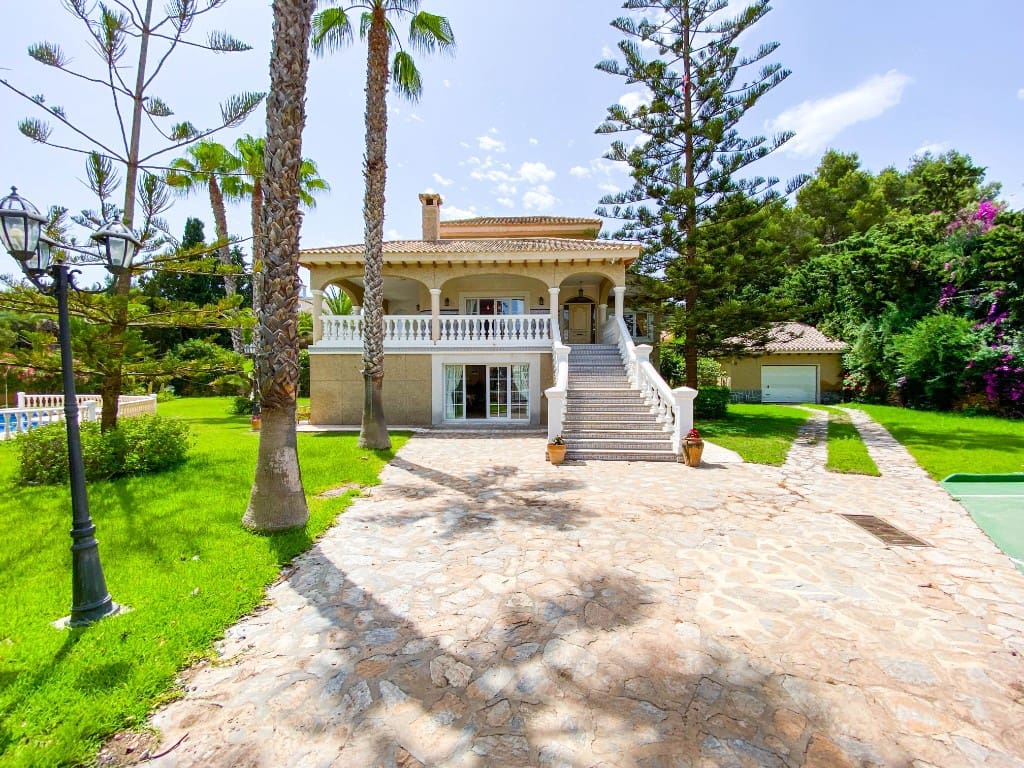 Chalet de 7 habitaciones en Villamartin en venta con piscina garaje - 1.080.000 € (Ref: 10077128)