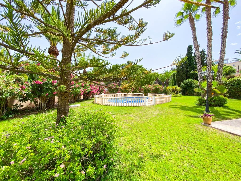 Chalet de 7 habitaciones en Villamartin en venta con piscina garaje - 1.080.000 € (Ref: 10077128)