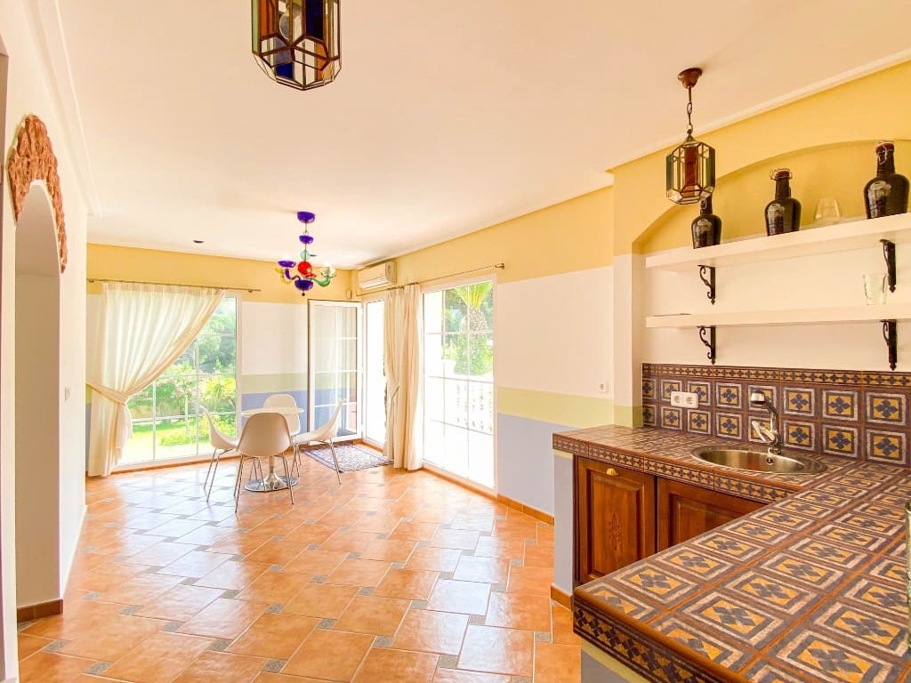 Chalet de 7 habitaciones en Villamartin en venta con piscina garaje - 1.080.000 € (Ref: 10077128)