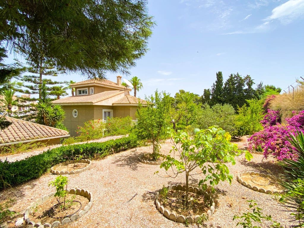 Chalet de 7 habitaciones en Villamartin en venta con piscina garaje - 1.080.000 € (Ref: 10077128)