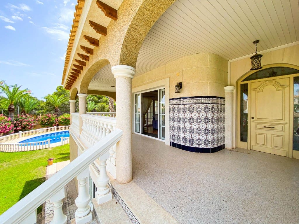 Chalet de 7 habitaciones en Villamartin en venta con piscina garaje - 1.080.000 € (Ref: 10077128)